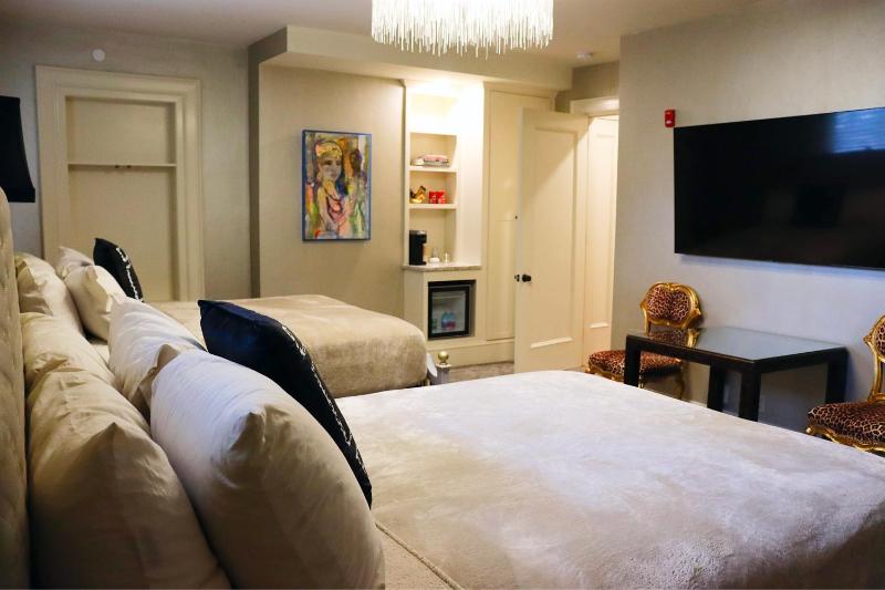 Deluxe Queen Suite image 1