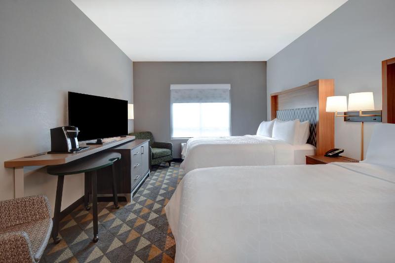 Premium Queen Room with Two Queen Beds image 3