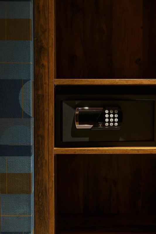 Deluxe Double Room with Balcony image 4