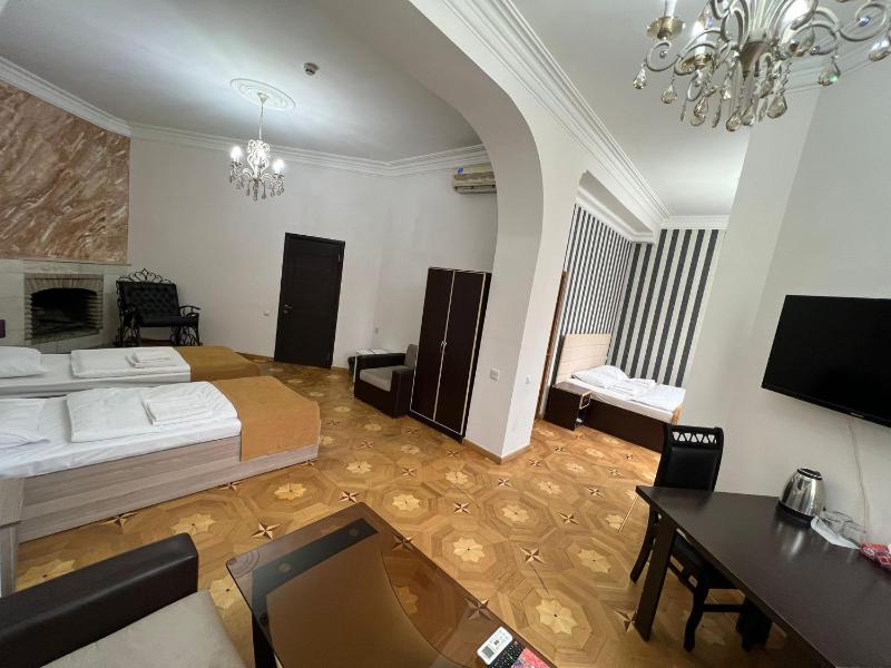 Quadruple Room image 4