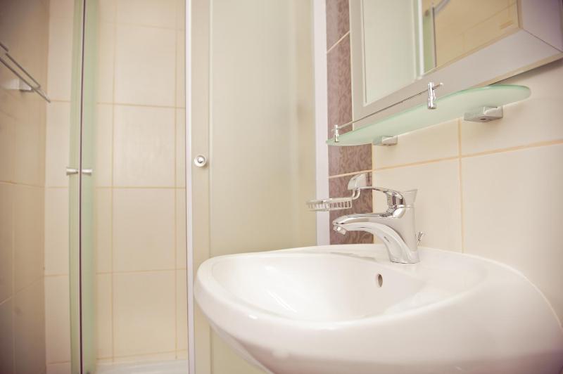 Quadruple Room with Private Bathroom image 4