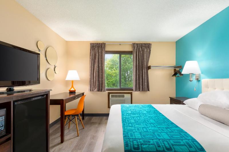 Deluxe King Room - Mobility Access/Non-Smoking image 3