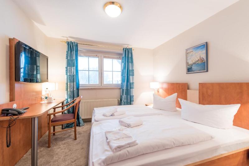 Double Room image 4