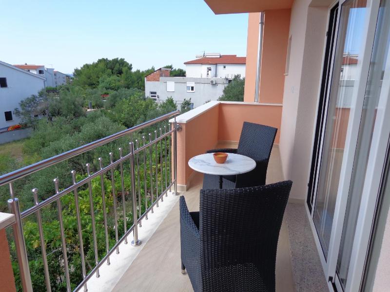 One-Bedroom Apartment with Balcony and Garden View image 2