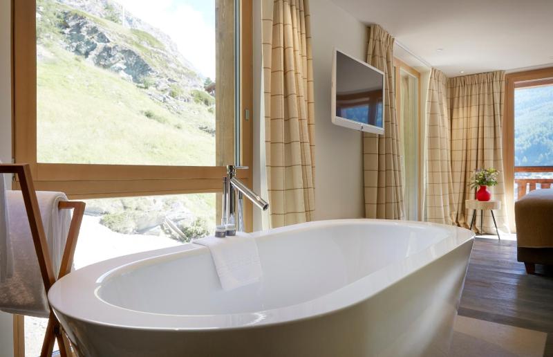 Five-Bedroom Deluxe Apartment image 4