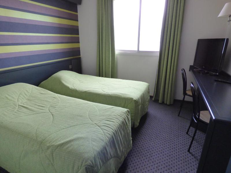 Twin Room image 3