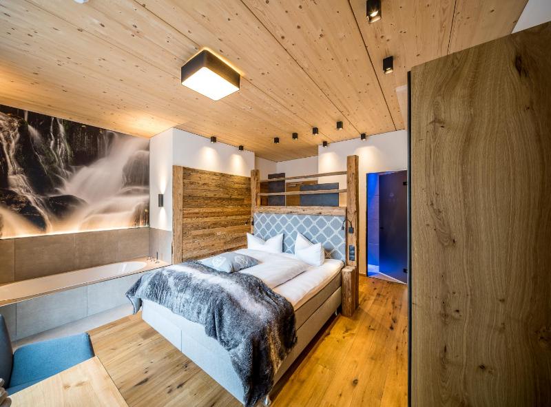 Deluxe Double Room with Bath image 1