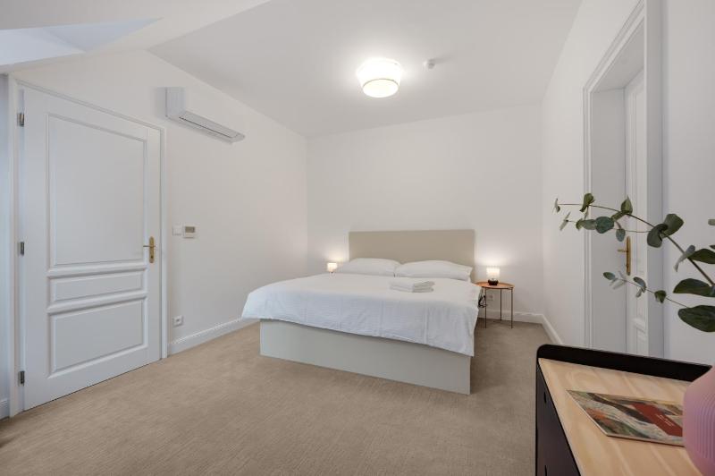 Palace Apartments - image 6