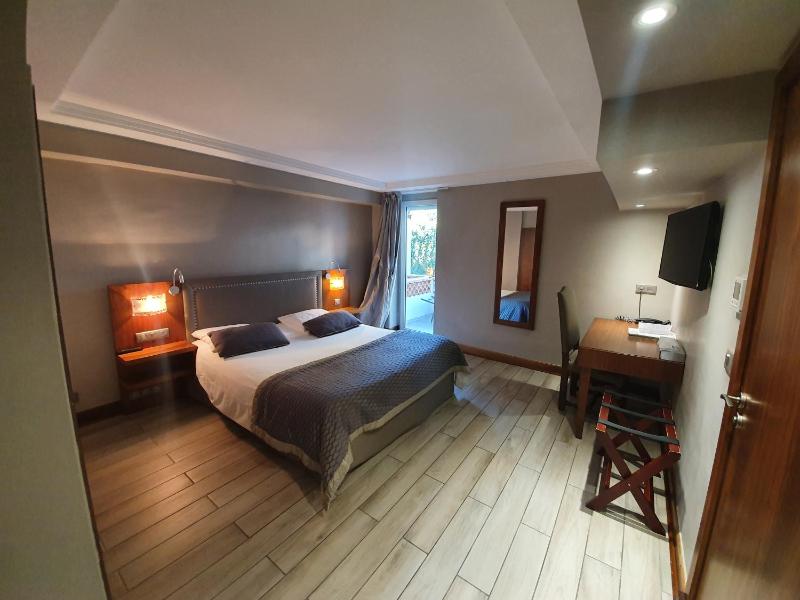 Standard Double Room image 3