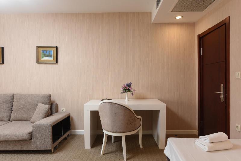 Family Hotel Zanè - image 8