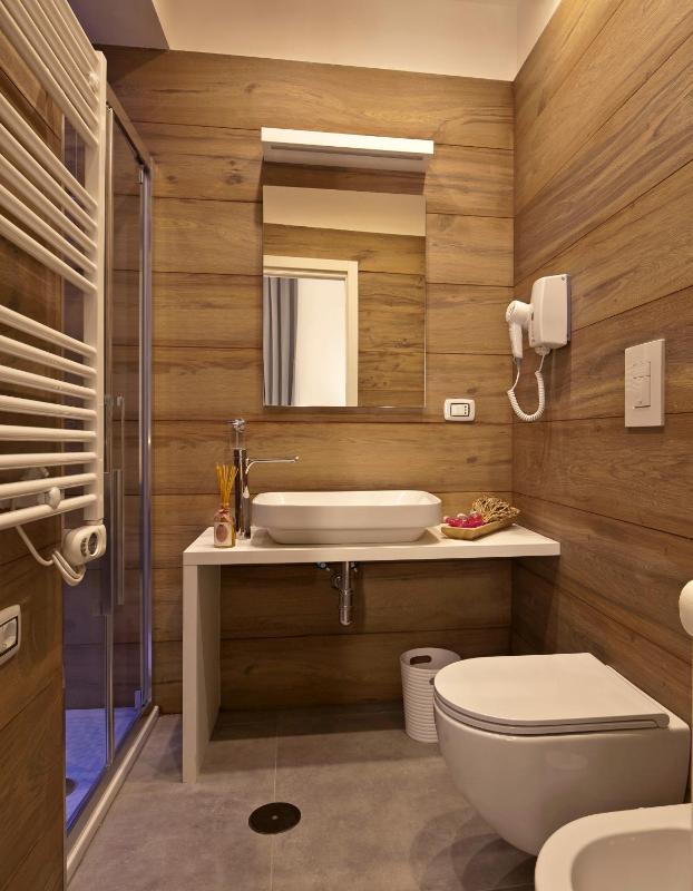 Deluxe Double Room with Balcony image 4
