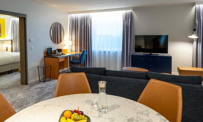 One-Bedroom King Suite with City View image 2