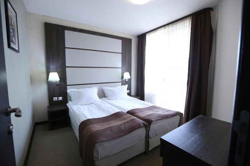 Large Double Room (Accommodation Only) image 4