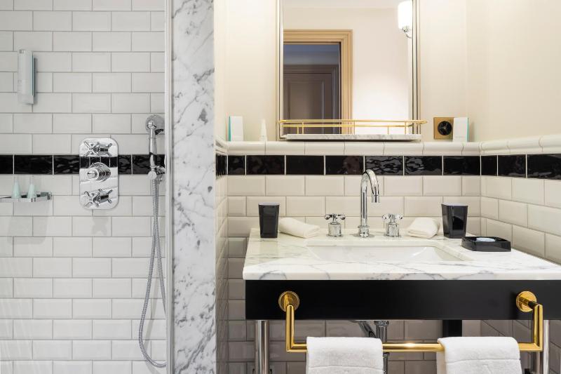 Superior Double Room with Bath or Shower image 1