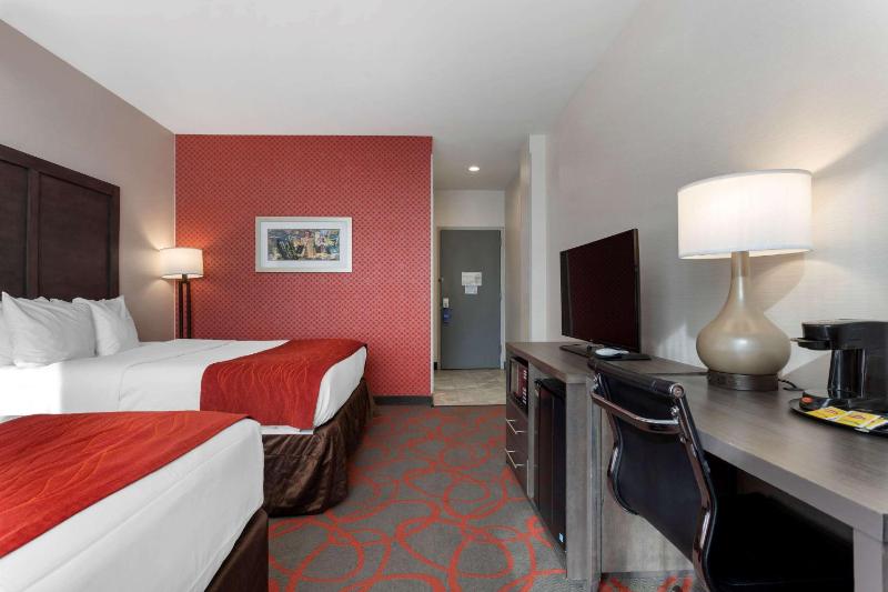 Queen Room with Two Queen Beds - Non-Smoking image 4