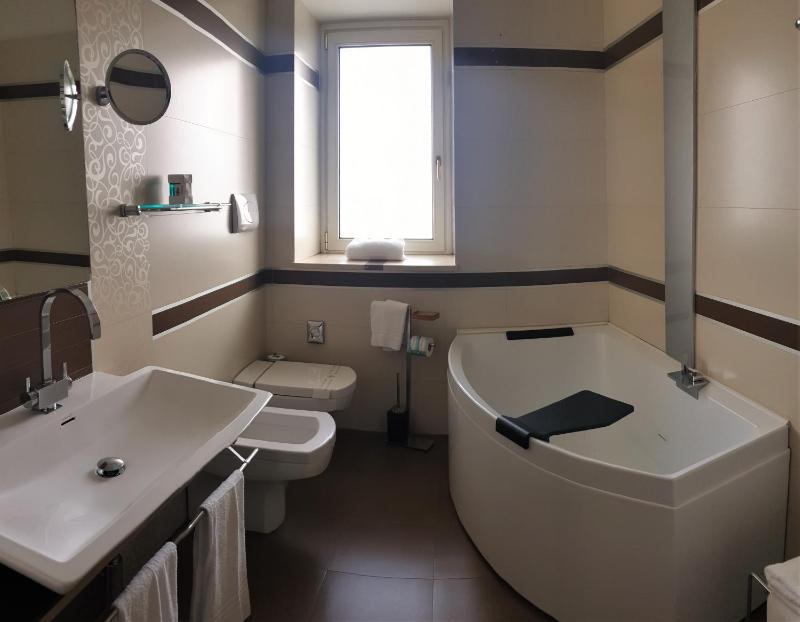 Superior Triple Room image 4