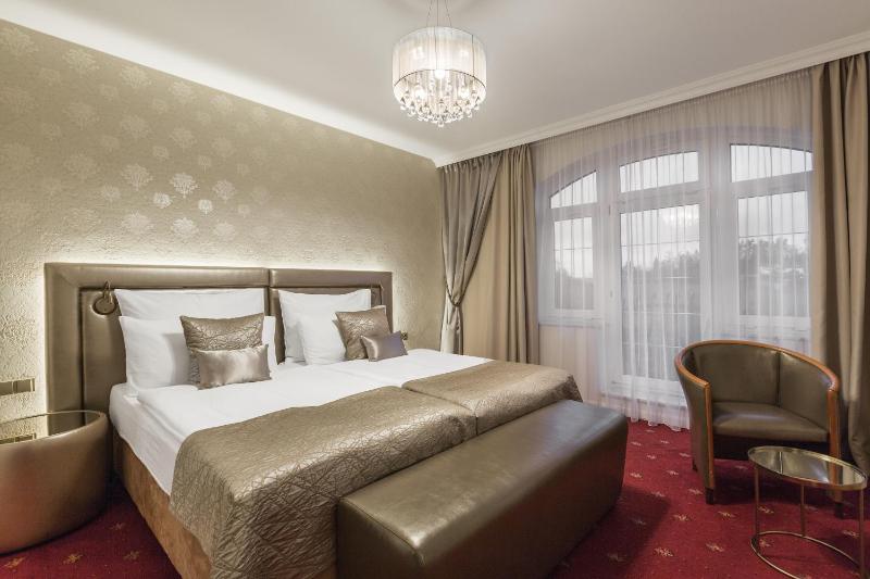 Deluxe Double or Twin Room image 3