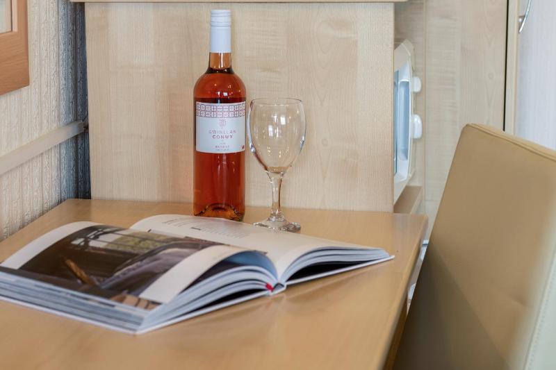 Superior King Room image 4