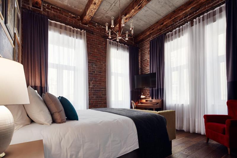 Premium King Room image 4