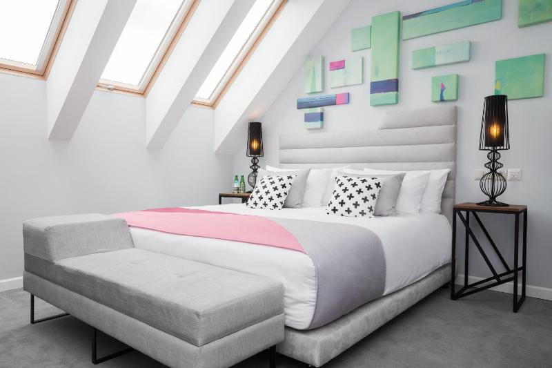 Standard King Room image 4