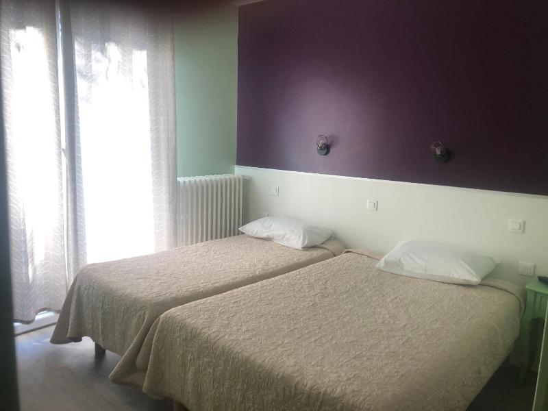 Standard Twin Room image 1