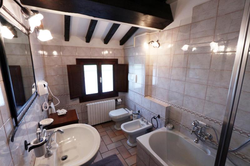 Family Room with Two Bathrooms image 2