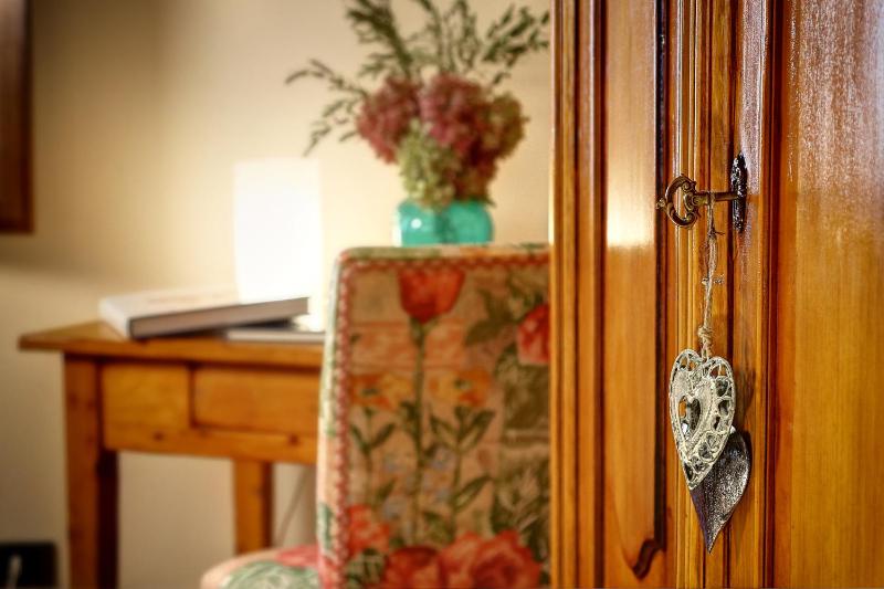 Standard King Room image 3