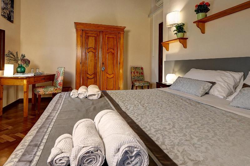 Standard King Room image 4