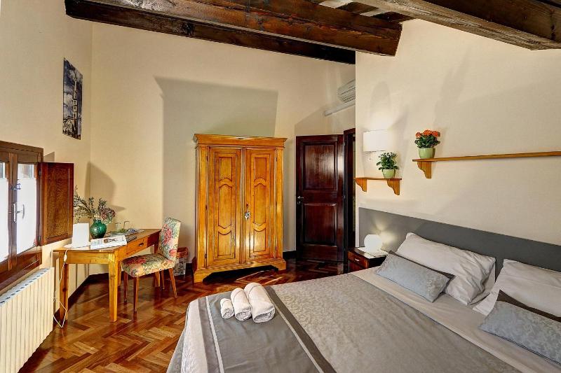 Deluxe Twin Room image 3