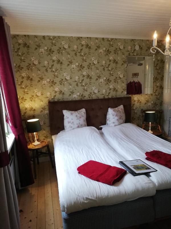 Twin Room with Private Bathroom image 3