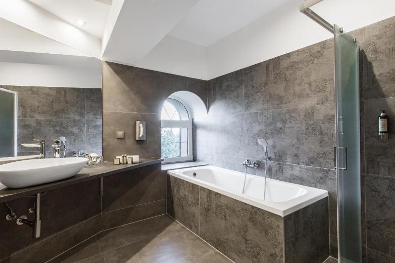 Honeymoon Suite image 4