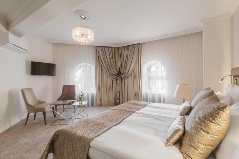 Honeymoon Suite image 3
