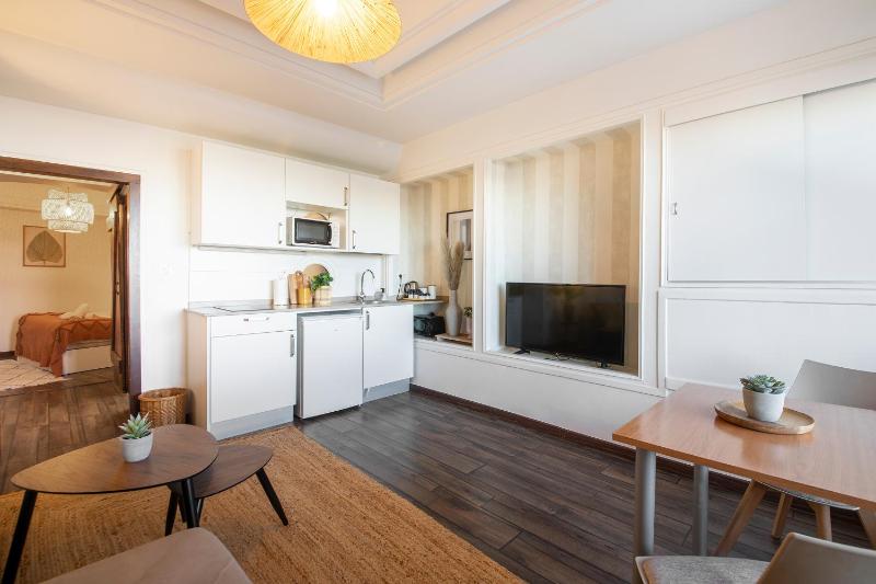 Cozy apartment in front of the beach - image 7