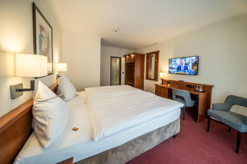 Standard Double Room image 4