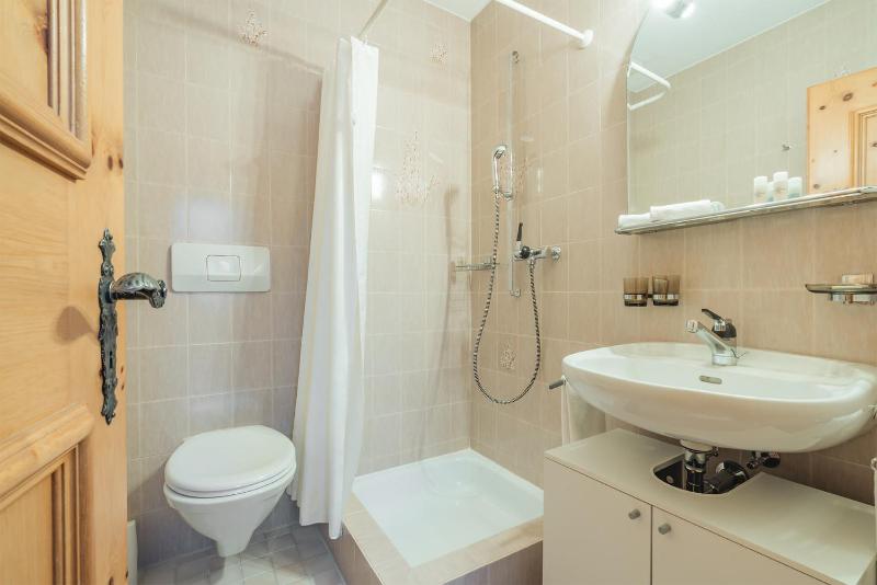 Classic Double Room image 4