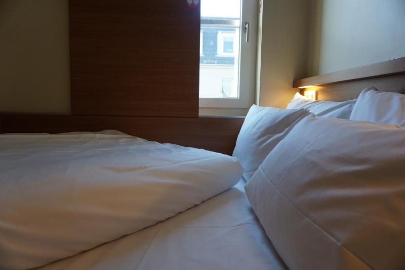 easyHotel Berlin Hackescher Markt - image 13