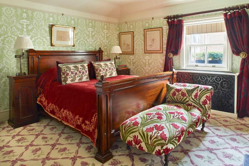 Standard King Room image 2