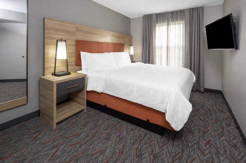 Two-Bedroom Suite with Roll-In Shower - Disability Access image 3