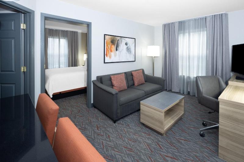 Two-Bedroom Suite with Roll-In Shower - Disability Access image 4