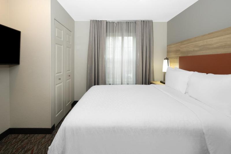 Two-Bedroom Suite with Roll-In Shower - Disability Access image 3