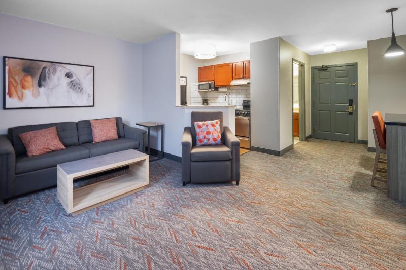 One-Bedroom Queen Suite image 3