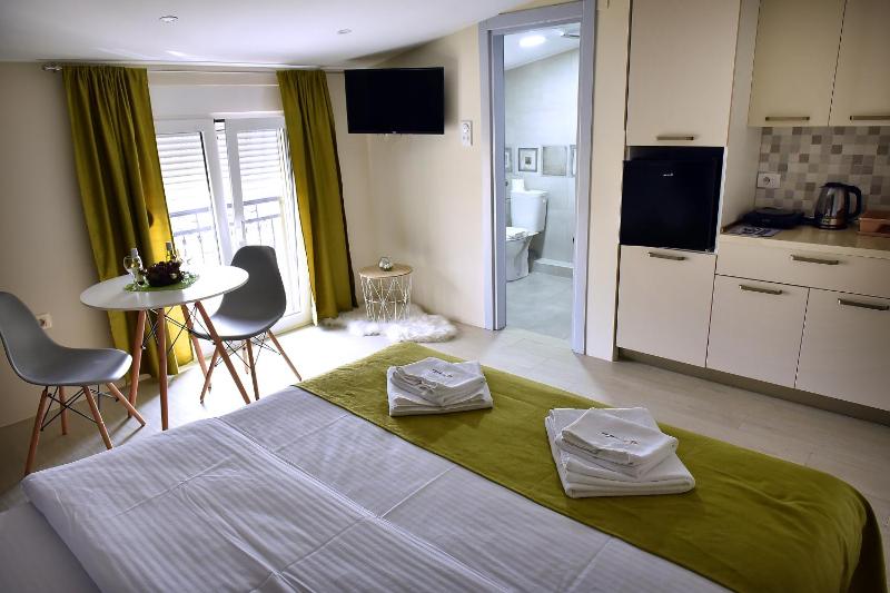 One-Bedroom Apartment image 4