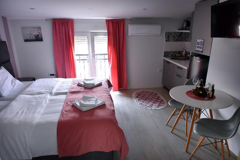 One-Bedroom Apartment image 4