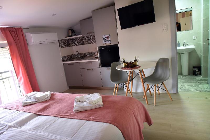 One-Bedroom Apartment image 2