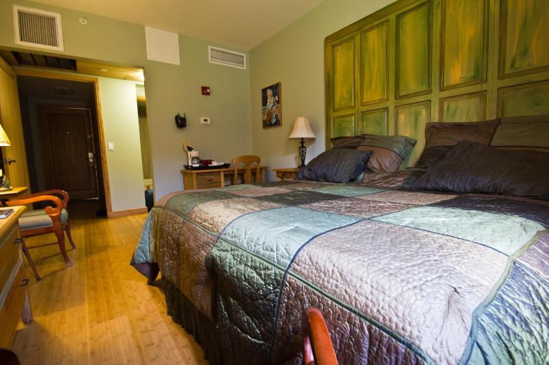 Deluxe King Room image 3