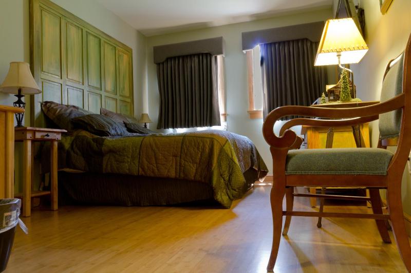 Deluxe King Room image 2