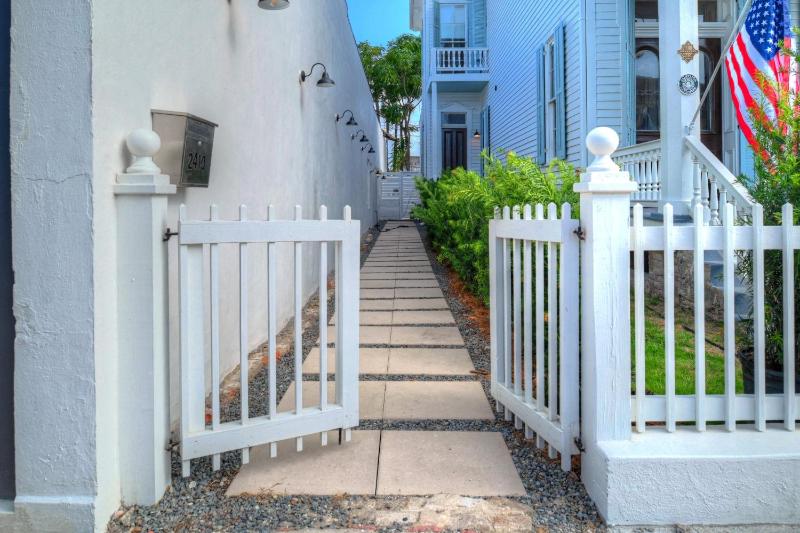 The Palms Coastal Chic Suite Near Cruise Port Beach and Downtown with Free Bikes - image 2