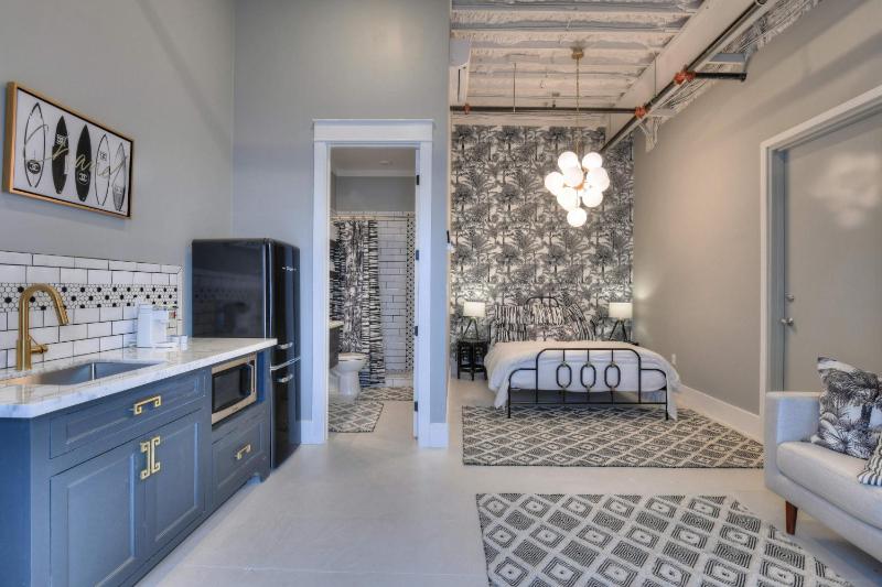 The Palms Coastal Chic Suite Near Cruise Port Beach and Downtown with Free Bikes - image 1