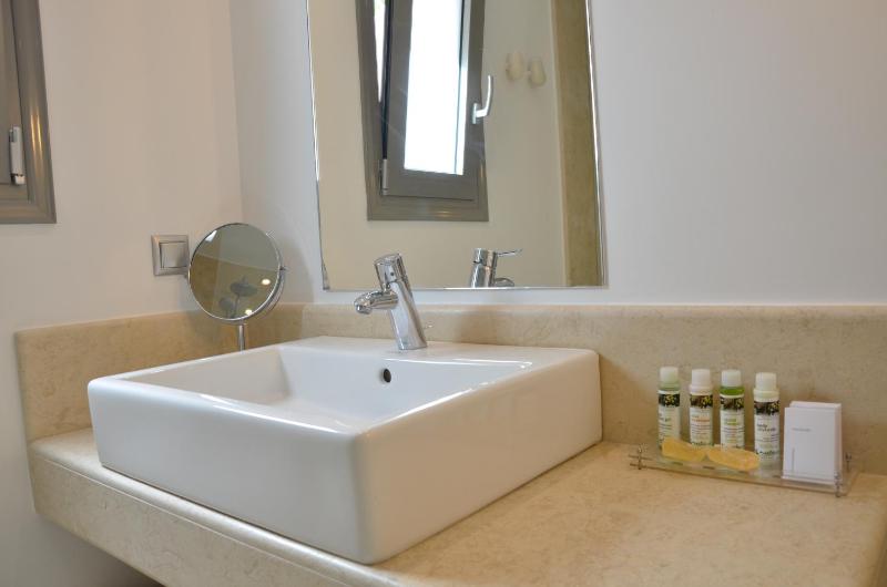 Deluxe Double Room with Balcony image 4