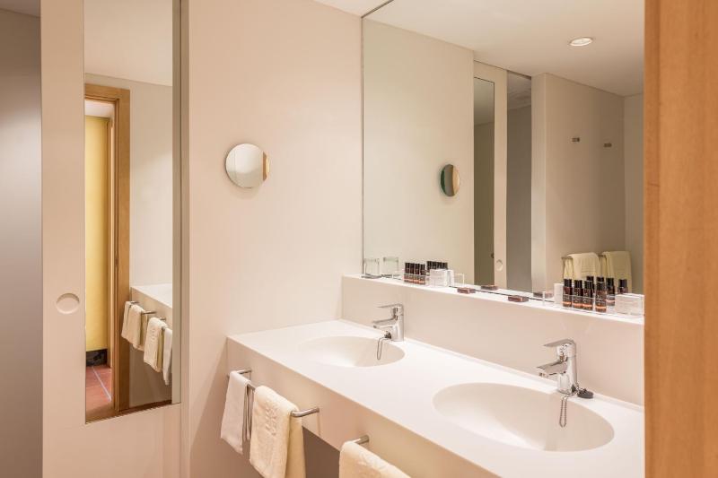 Double Room with Sea View and Extra Bed image 1